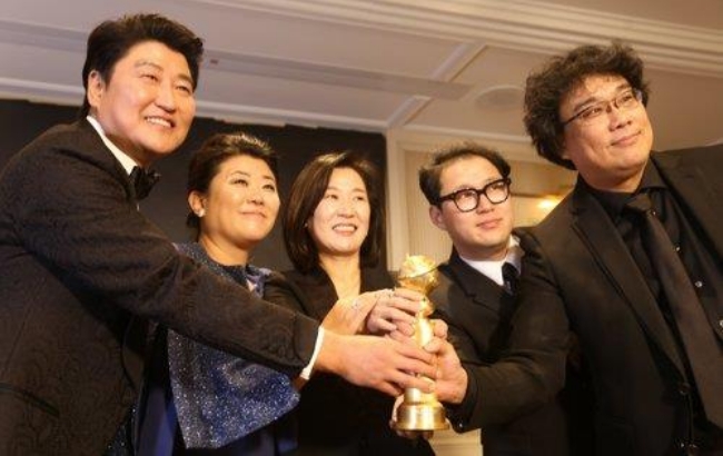 한국영화 최초로 골든 글로브 상을 수상한 ‘기생충’의 봉준호 감독(오른쪽)과 출연진들이 기쁨을 함께 나누고 있다.