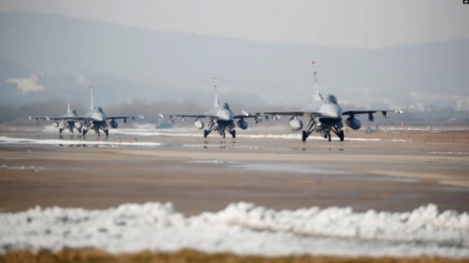 지난 2017년 12월 '비질런트 에이스' 한미연합공중훈련에 참여한 미 공군 소속 F-16 전투기들이 오산 공군기지에서 이륙을 위해 대기하고 있다. 사진=VOA