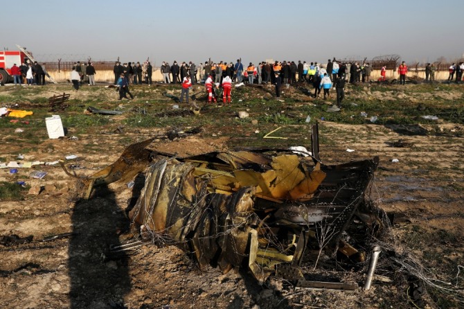이란 테헤란 인근에 8일(현지시간) 우크라이나 여객기가 추락해 기체 일부가 불에 탄채 땅바닥에 나뒹굴어 있다. 이번 사고로 탑승자 176명 전원이 사망했다. 사진=뉴시스