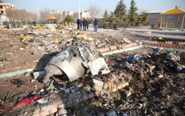 사진은 현지시간 8일 이란 수도 테헤란 이맘 호메이니 공항 인근에 추락해 176명의 목숨을 앗아간 우크라이나 항공기의 잔해.