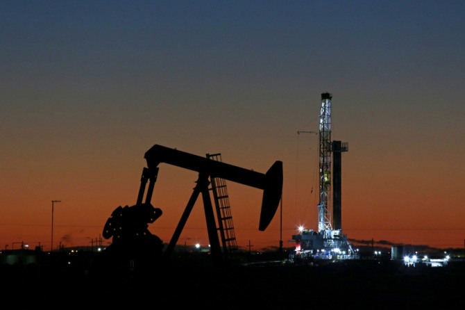 미국과 이란 간의 갈등이 격화되면서 국제유가도 상승세를 나타내고 있다. 사진은 2018년 10월9일 미국 텍사스주 미들랜드의 석유 굴착기와 펌프 잭(pump jack)의 모습. 사진=뉴시스