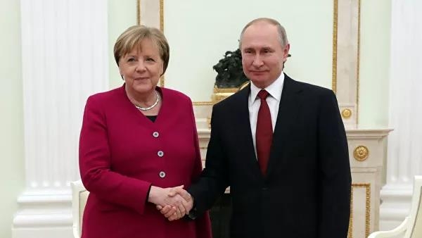 블라디미르 푸틴 러시아 대통령(오른쪽)과 독일 앙겔라 메르켈 총리가 11일(현지 시간) 크렘린궁에서 공동 기자 회견에 앞서 악수를 나누고 있다.