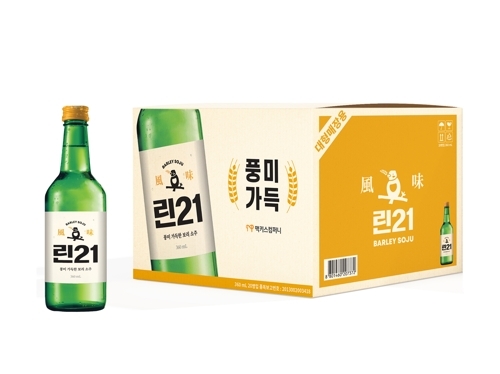 맥키스컴퍼니가 보리로 만든 소주 '린21'을 출시한다. 사진=맥키스컴퍼니