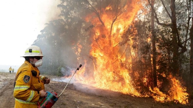 남반구 호주는 기록적인 폭염과 가뭄, 강풍으로 인한 최악의 산불 재앙을 겪고 있다. 