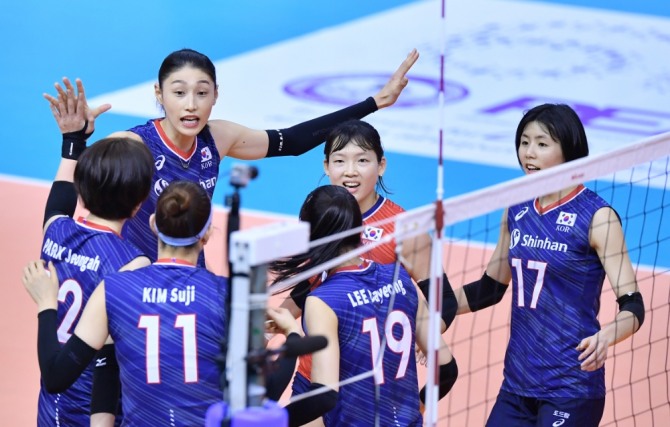 한국 여자배구 대표팀 선수들이 8일 태국 나콘라차시마 찻차이홀에서 열린 2020 도쿄올림픽 아시아대륙예선 조별리그 B조 2차전 이란과의 경기에서 환호하고 있다. 한국은 이날 경기에서 이란을 세트스코어 3-0으로 완파했다. 사진=국제배구연맹 제공