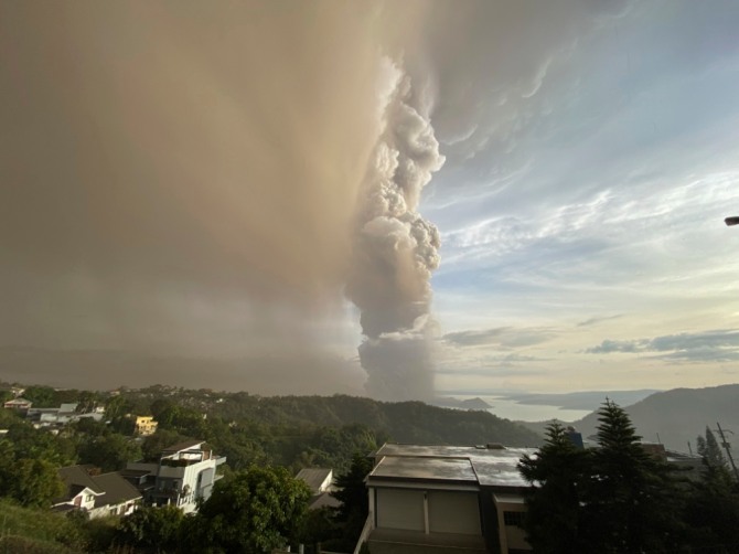 필리핀 수도 인근의 호수에 소재한 작은 화산이 12일 화산재와 바윗돌들을 분출해 수천 명의 주민이 집을 떠나고 비행 경유가 금지됐다. 사진=뉴시스