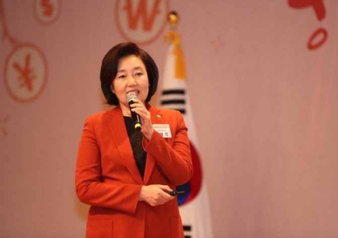 오는 21~24일(현지시간) 스위스 다보스에서 열리는 세계경제포럼(WEF) 연차총회(다보스포럼)의 첨단제조업파트너십(AMP) 이사에 선임된 박영선 중소벤처기업부 장관. 한국 장관으로 다보스포럼 이사 선임은 박 장관이 처음이다. 사진=중소벤처기업부