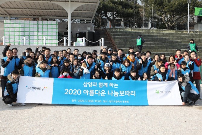 삼양그룹 임직원과 가족 약 60명은 지난 12일 서울 경기고등학교에서 열린 ‘아름다운나눔보따리’ 행사에 ‘배달천사’로 참여해 생필품이 담긴 나눔보따리를 이웃에게 전했다. 사진=삼양그룹 