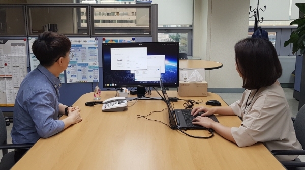 국토교통과학기술진흥원 직원들이 티맥스OS를 설치한 PC를 활용해 회의를 하고 있다. 사진=티맥스