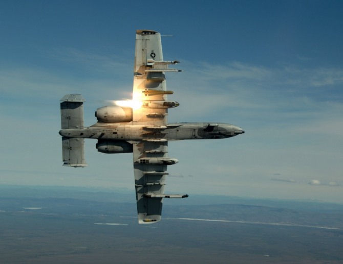 A-10 썬더볼트의 무장능력을 보여주는 비행모습. 사진=미공군