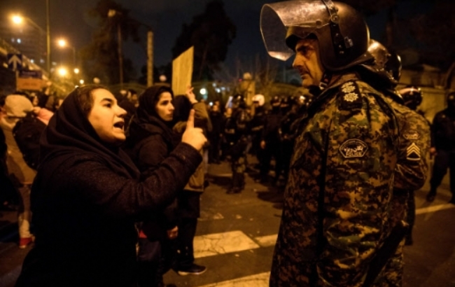이란 수도 테헤란에 있는 아미르카비르 대학 앞에서 11일(현지시간) 혁명수비대의 우크라이나항공 여객기격추에 항의하는 집회가 열린 가운데 한 여성이 경찰에 항의하고 있다.