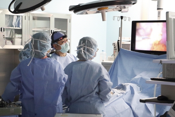 KT는 삼성서울병원과 함께 '5G 스마트 혁신 병원' 구축을 위한 5G 혁신 의료서비스를 공동 개발했다고 14일 밝혔다. 삼성서울병원 수술실에서 의료진이 5G 싱크캠을 장착하고 수술 교육을 진행하고 있다. 사진=KT