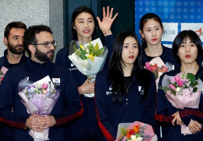 3회 연속 올림픽 진출에 성공한 여자 배구 대표팀이 13일 인천국제공항을 통해 귀국 했다. 주장 김연경이 팬들에게 인사하고 있다. 사진=뉴시스