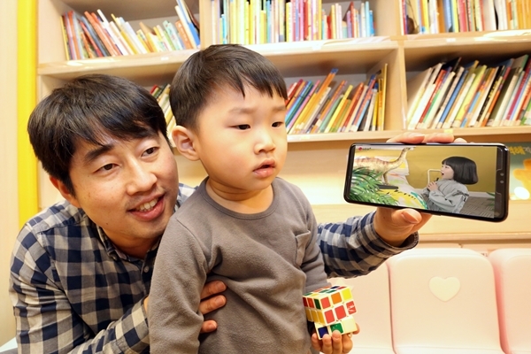 LG유플러스 부모고객이 자녀와 U+아이들생생도서관을 이용하고 있는 모습. 사진=LG유플러스