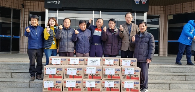 한국농촌지도자안성시연합회 보개면회가 불우이웃돕기 물품을 전달하고 기념 촬영을 하고 있다