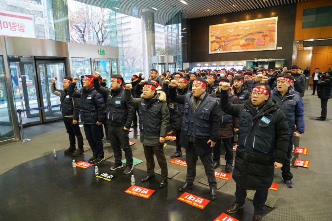 기업은행 노조원들이 14일 본점 로비에서 윤종원 행장 출근 저지 투쟁을 벌이고 있다. 사진=기업은행 노조