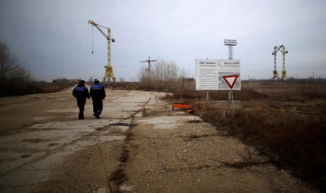 불가리아 벨레네 원전 건설 부지 인근에 근로자들이 지나가고 있다. 사진=로이터 