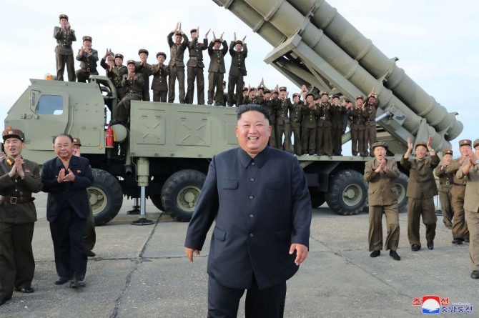 북한 김정은 국무위원장이 대구경 로켓발사대 앞에서 걸어나오고 있다.사진=조선중앙통신