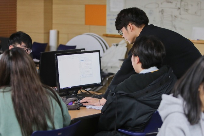 마이크로전공 수강 학생들이 지난 9일 4차 산업혁명 소프트웨어기술개론전공 수업을 듣고 있다. 