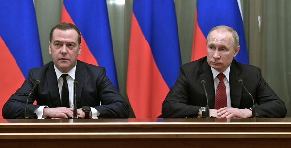 블라드미르 푸틴 러시아대통령(사진 오른쪽)과 드미트리 메드베데프 총리. 사진=로이터