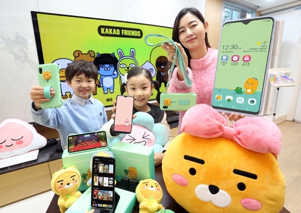 LG유플러스 초등학생 자녀와 부모 고객이 17일 출시될 카카오리틀프렌즈폰3를 소개하고 있는 모습. 사진=LG유플러스