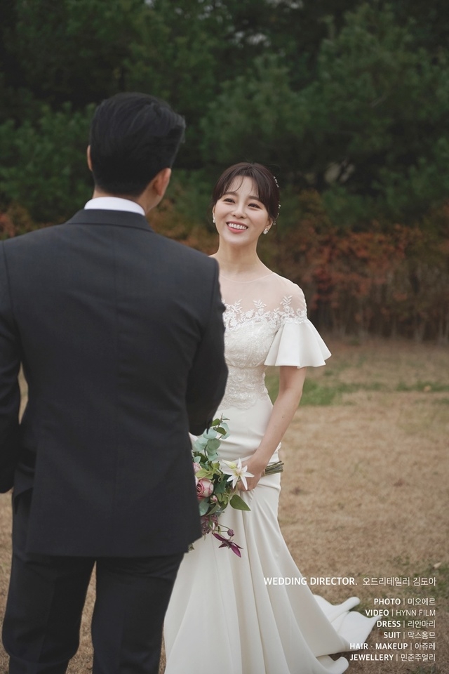 뮤지컬 배우 최우리(36)가 16일 비연예인 에비신랑과 결혼한다고 밝혔다. 사진=CI엔터테인먼트 제공