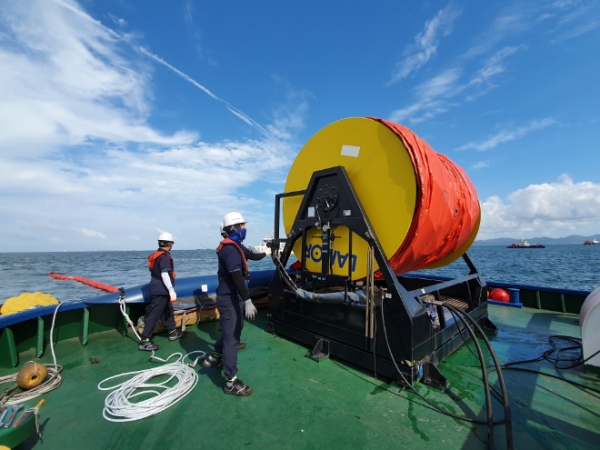 해양환경공단 관계자들이 공단 선박에 탑재된 방제장비를 점검하고 있다. 사진=해양환경공단 