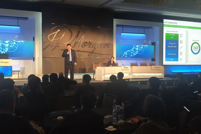 서정진 셀트리온그룹 회장이 15일(현지시간) ‘JP모건 헬스케어 컨퍼런스’(미국 샌프란시스코)에서 ‘2030 비전 로드맵’을 발표하고 있다.