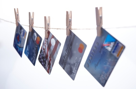 해외여행객이 증가하면서 카드사들이 항공사와 제휴를 맺고 항공특화카드를 잇달아 출시하고 있다. 