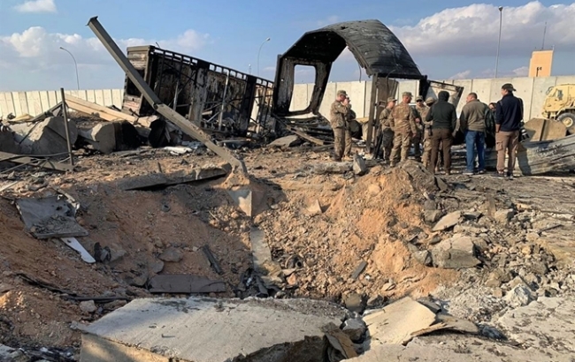 지난 8일(현지시간) 이란의 쿠드스군 사령관 살해에 대한 미사일 공격을 받았던 이라크 알 아사드 공군기지 피해현장이 공개된 가운데 13일(현지시간) 미군 및 기자들이 미사일공격으로 발생한 대형 구덩이 앞에 서 있다.