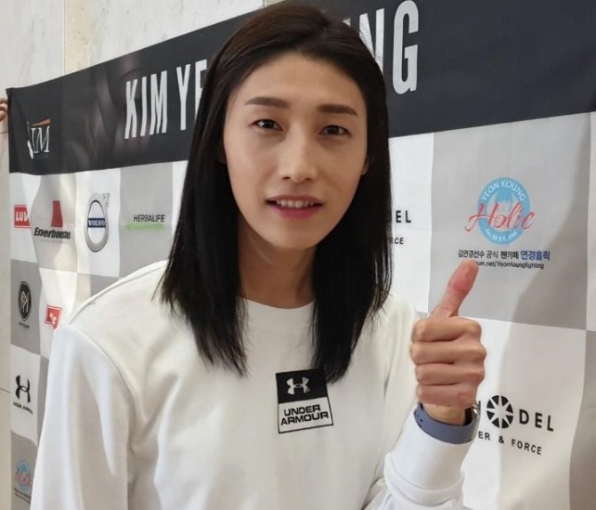  여자 배구 대표팀 간판 김연경이 18일 인천국제공항에서 출국하기 전 포즈를 취하고 있다. 사진=연합뉴스