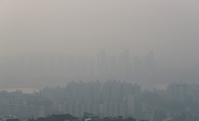 이번 주말부터 또다시 미세먼지가 기승을 부릴 것으로 보인다.  사진=뉴시스