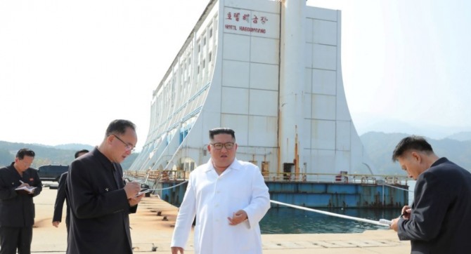 김정은 북한 국무위원장이 금강산관광지구를 시찰하고 금강산에 설치된 남측 시설 철거를 지시했다고 북한 관영 '조선중앙통신'이 지난해 10월 보도했다.사진=로이터