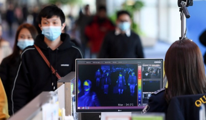 중국 내 우한 폐렴 환자가 4명 더 늘어난 가운데 인천국제공항 제1여객터미널에서 중국발 항공기 입국자들이 열감지카메라가 설치된 검색대를 통과하고 있다. 사진=뉴시스