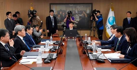 이주열 한국은행 총재가 17일 서울 중구 한국은행에서 열린 '통화정책방향 금융통화위원회'에 참석해 금융통화위원들과 대화하고 있다. 사진=뉴시스