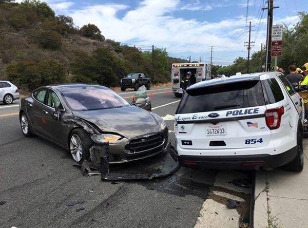 지난 2018년 5월(현지시간) 미국 캘리포니아주 라구나비치에서 테슬라 자동차(왼쪽)가 자율주행 중 경찰SUV를 들이 받은 후 멈춰 서있는 모습. 사진=AP/뉴시스