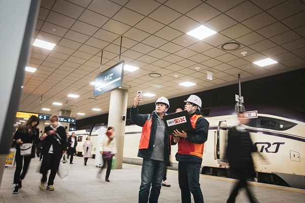 SK텔레콤 직원들이 설 연휴를 앞두고 귀성객이 몰리는 고속도로와 공항, 역사 등의 인근 기지국을 점검하고 있다. 사진=SK텔레콤