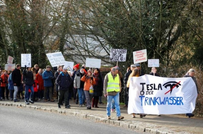 유럽에서는 처음으로 테슬라 공장이 들어설 예정인 독일 브란덴부르크주 그륀하이데 소재 '기가팩토리4' 부지 인근에서 지역 주민들이 '반테슬라' 시위를 벌이고 있다. 사진=로이터