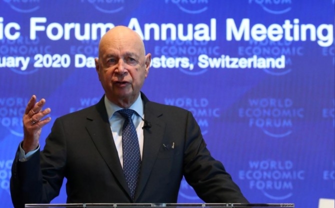 클라우스 슈밥 WEF 창립자 겸 회장이 지난 14일 스위스 제네바에서 열린 기자회견에서 다가오는 제50차 연차총회에 관해 설명하고 있다. 사진=로이터
