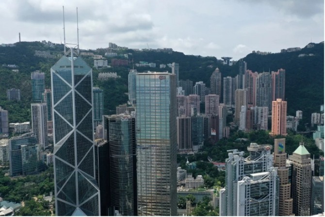 세계에서 가장 비싼 상업용 부동산 시장을 형성했던 홍콩 중심지역의 사무실 임대료가 오는 2022년까지 최대 40%까지 급락할 것으로 보인다.