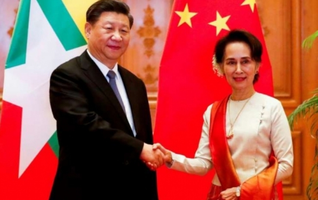 미얀마를 방문 중인 시진핑(왼쪽) 중국 국가주석이 미얀마 지도자 아웅산 수지 여사가 18일 대통령궁에서 악수하고 있다. 중국 최고지도자의 19년 만의 미얀마방문이 시 주석의 이름에 대한 페이스북 번역 실수로 빛이 바랬다.