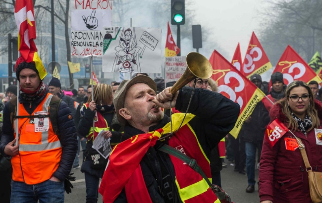 프랑스에서 연금개혁 반대 파업이 벌어지고 있는 가운데 18일(현지시간) 파리에서 ‘노란조끼’ 시위까지 재발해 곳곳에서 충돌을 빚었다.