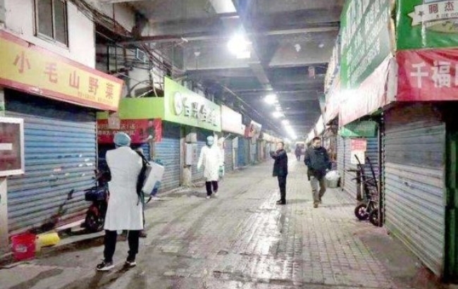 우한의 수산도매시장에서 방역요원들이 방역작업을 진행하고 있다. 자료=글로벌이코노믹DB