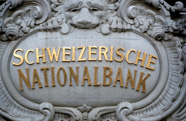 스위스 중앙은행인 스위스내셔널뱅크가 마이너스 금리 정책을 편지 5년이 지나면서 고액 예금자들이 예금을 인출하려는 사례가 늘고 있다. 사진=SNB