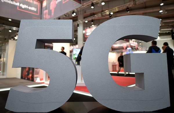 지난해 독일 하노버에서 개최된 모바일 전시회에 설치된 5g 로고.(사진-로이터)