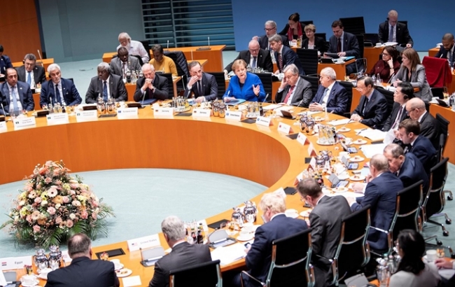 12개국 지도자들이 19일(현지시간) 독일 수도 베를린에서 열린 리비아 내전 중재회담에 참석해 대화를 나누고 있다.