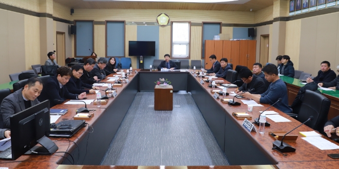 평택시의회 3층 간담회장에서 평택시 농민수당의 계획 및 예산 등에 대한 구체적인 안의 마련을 위한 간담회를 진행하고 있다.