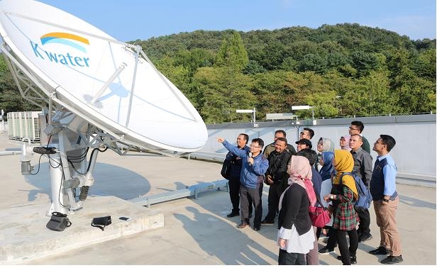 2019년 9월 인도네시아 물 분야 공무원들이 한국수자원공사의 ‘수재해정보 기술연구단’에서 위성을 활용한 수재해 감시 기술을 교육 받고 있다. 사진=한국수자원공사 