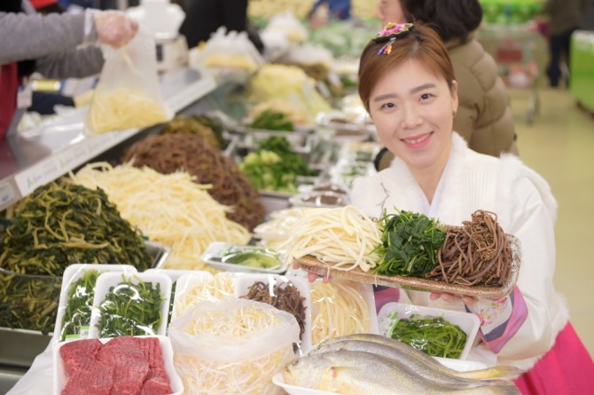 서울 서초구 농협 하나로마트 양재점에서 설 차례상에 올릴 국내산 나물을 선보이고 있다. 농협유통 하나로마트에서는 설 제수용품과 성수용품을 할인 판매한다. 사진=농협유통