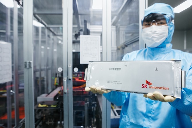 '제2의 반도체' 전기차 배터리 시장 왕좌를 둘러싼 글로벌 기업 경쟁이 치열한 가운데 SK이노베이션은 오는 2025년 세계 전기차 배터리 기업 '톱3'에 오르겠다는 야심찬 계획을 밝혔다.  사진=글로벌이코노믹DB